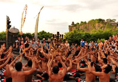 バリ島 ウルワツ寺院でケチャックダンス1