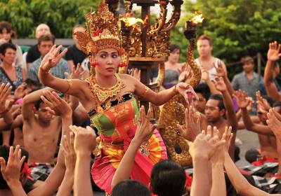 バリ島 ウルワツ寺院でケチャックダンス2